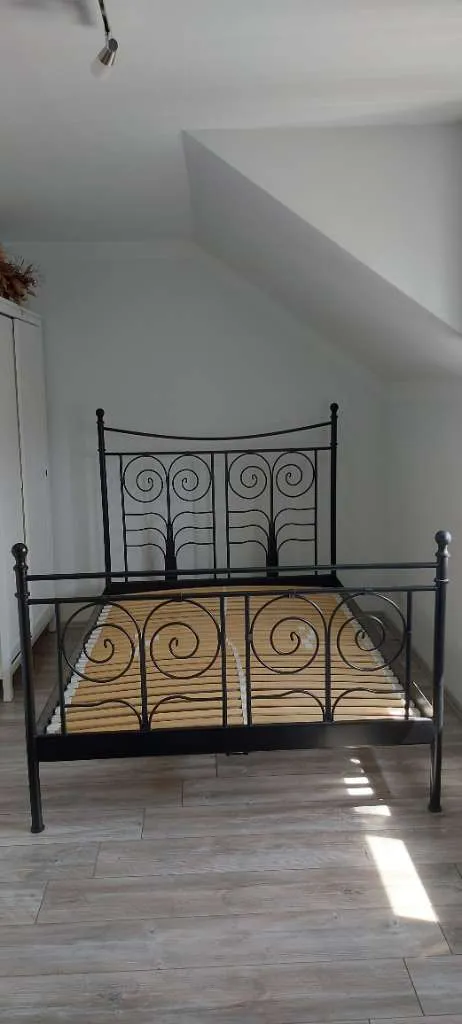 Metallbett schwarz 140 x 200 cm (Ikea Noresund) inkl. Lattenrost, € 60,- (2521 Trumau)