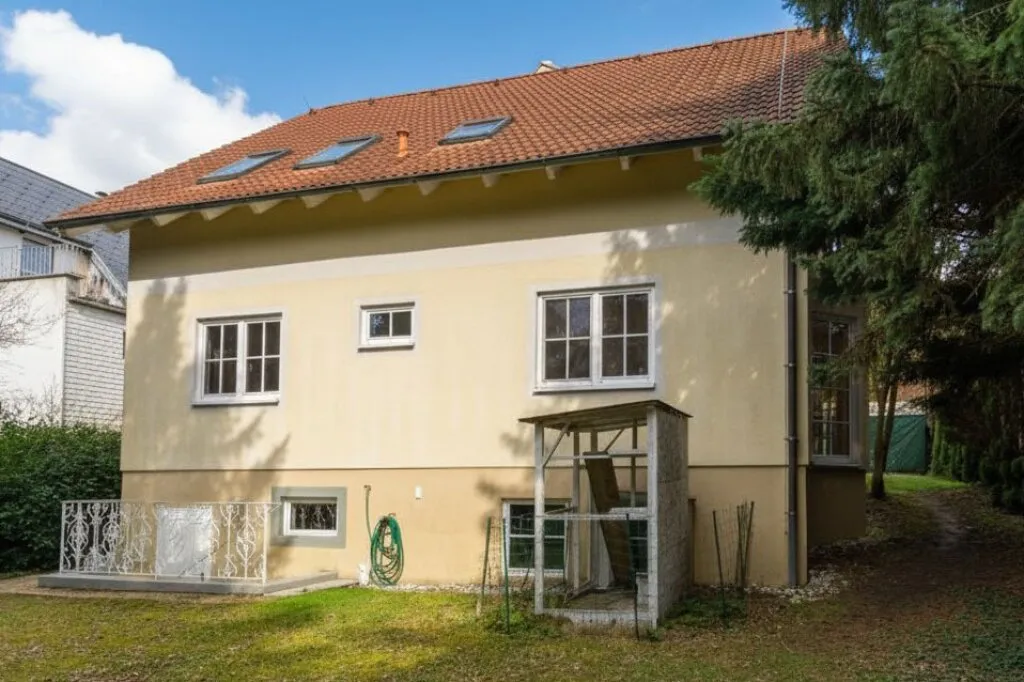 Einladendes Haus im Grünen! Großer Grund, Südterrasse, Keller und Doppelgarage - Ansicht 3