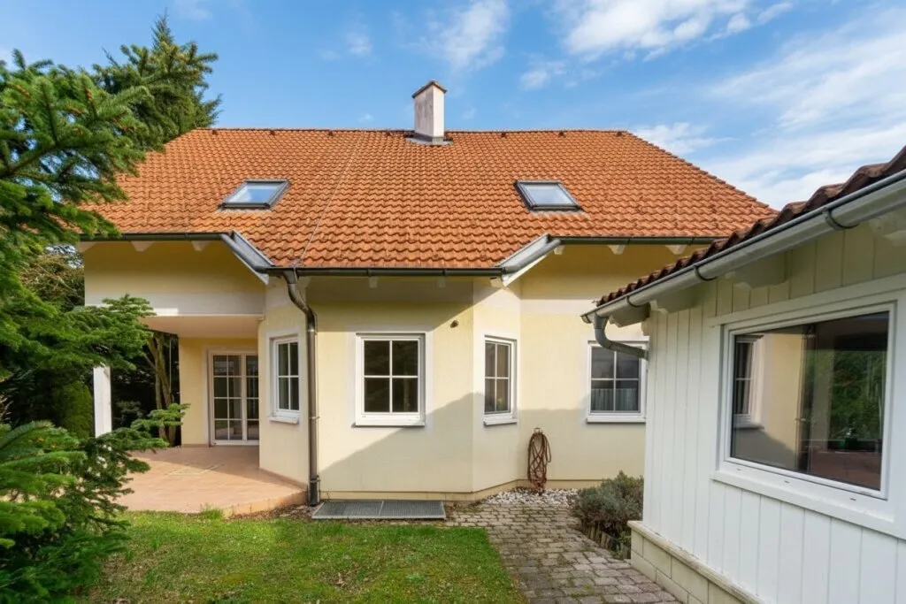 Einladendes Haus im Grünen! Großer Grund, Südterrasse, Keller und Doppelgarage - Ansicht 2