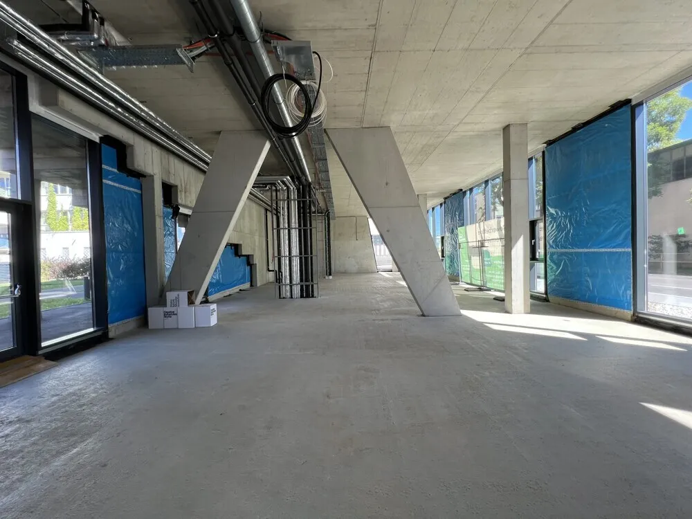 Lichtdurchflutetes Büro mit Stellplätzen - Ansicht 3