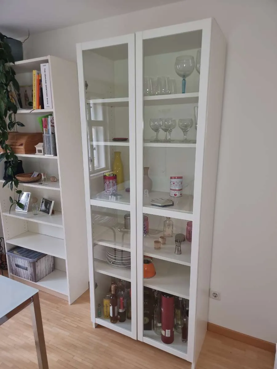 IKEA BILLY Vitrine mit OXBERG Glastüren - Weiß, € 50,- (6800 Feldkirch)