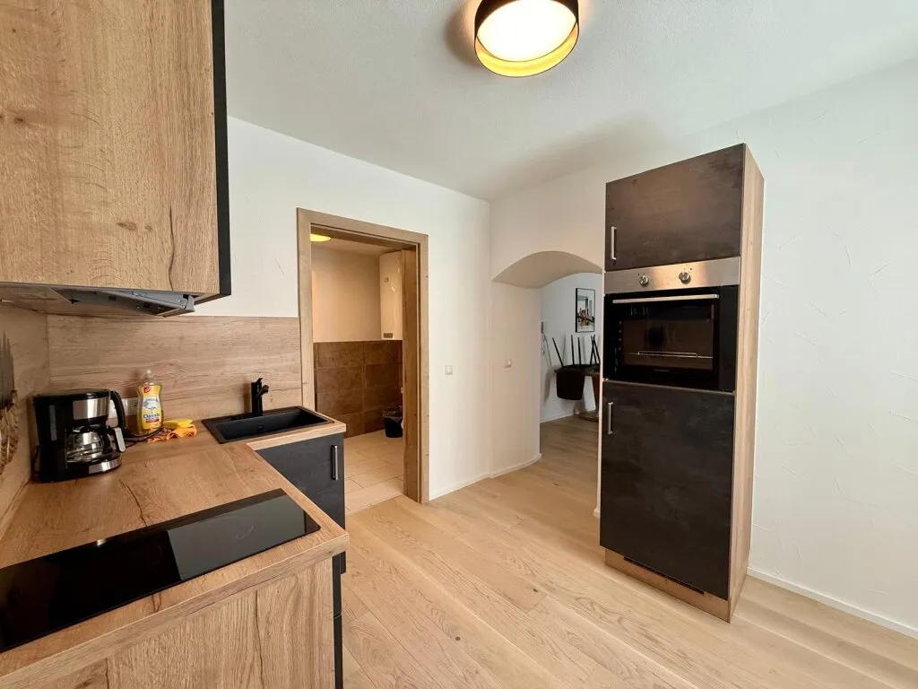 Wunderschöne 2-Zimmer-Wohnung in kernsaniertem Stadthaus in Top Lage – pohled 3