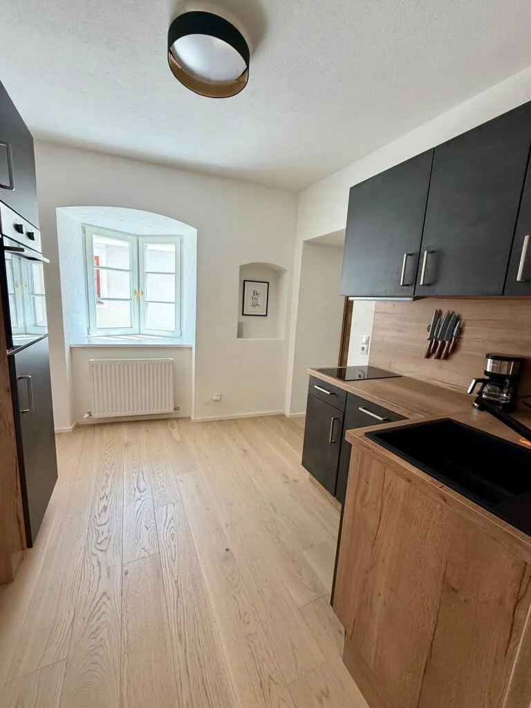 Wunderschöne 2-Zimmer-Wohnung in kernsaniertem Stadthaus in Top Lage – pohled 2