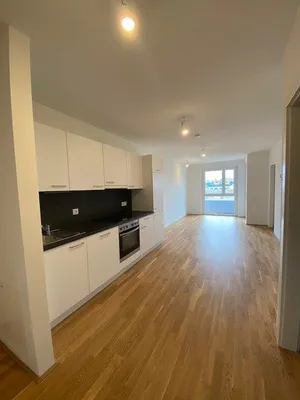 Ab 1.8. Nähe Siemens 1210 Wien: 1-1/2-Zimmer-Singlewohnung mit straßenseitiger Loggia und Küchenzeile – Bild 3