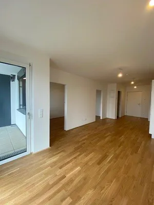 Ab 1.8. Nähe Siemens 1210 Wien: 1-1/2-Zimmer-Singlewohnung mit straßenseitiger Loggia und Küchenzeile