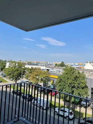 Ab 1.8. Nähe Siemens 1210 Wien: 1-1/2-Zimmer-Singlewohnung mit straßenseitiger Loggia und Küchenzeile – Bild 2