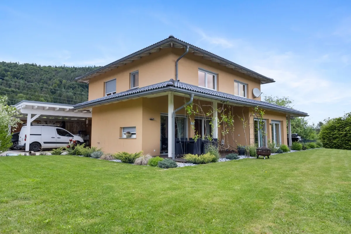 Großzügiges Familienhaus im modernen Stil am Stadtrand von Klagenfurt – pohled 2