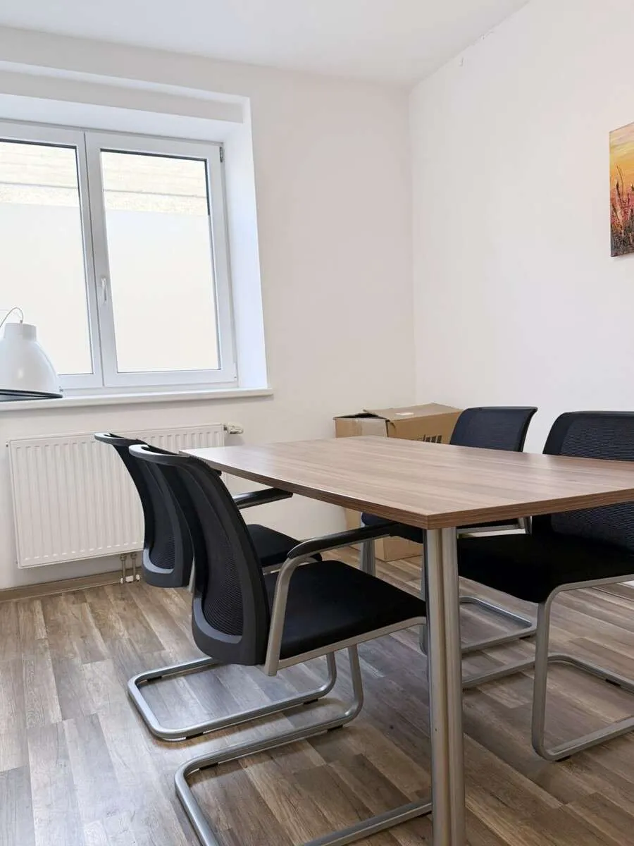 Kompaktes Büro mit Besprechungszimmer - zentral am Landlplatz! - Ansicht 3