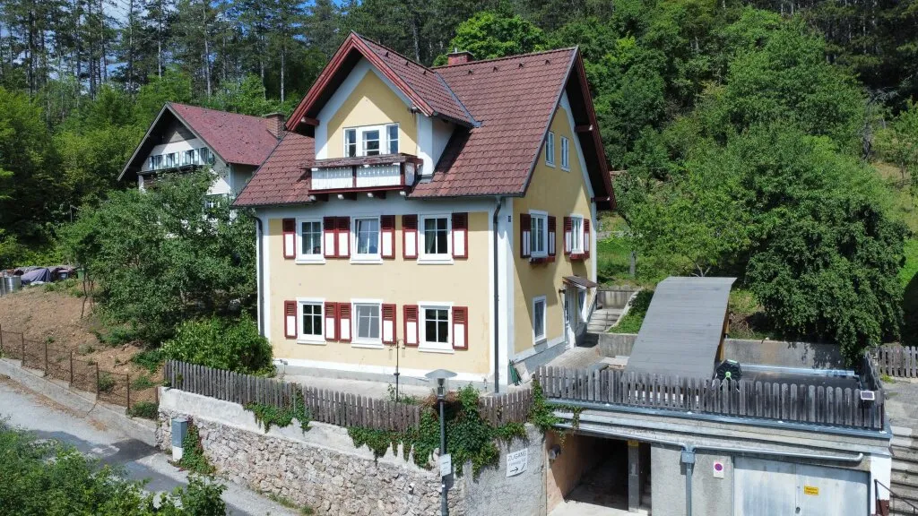 Zweifamilienhaus in begehrter Grünlage mit Waldanteil, Würflach