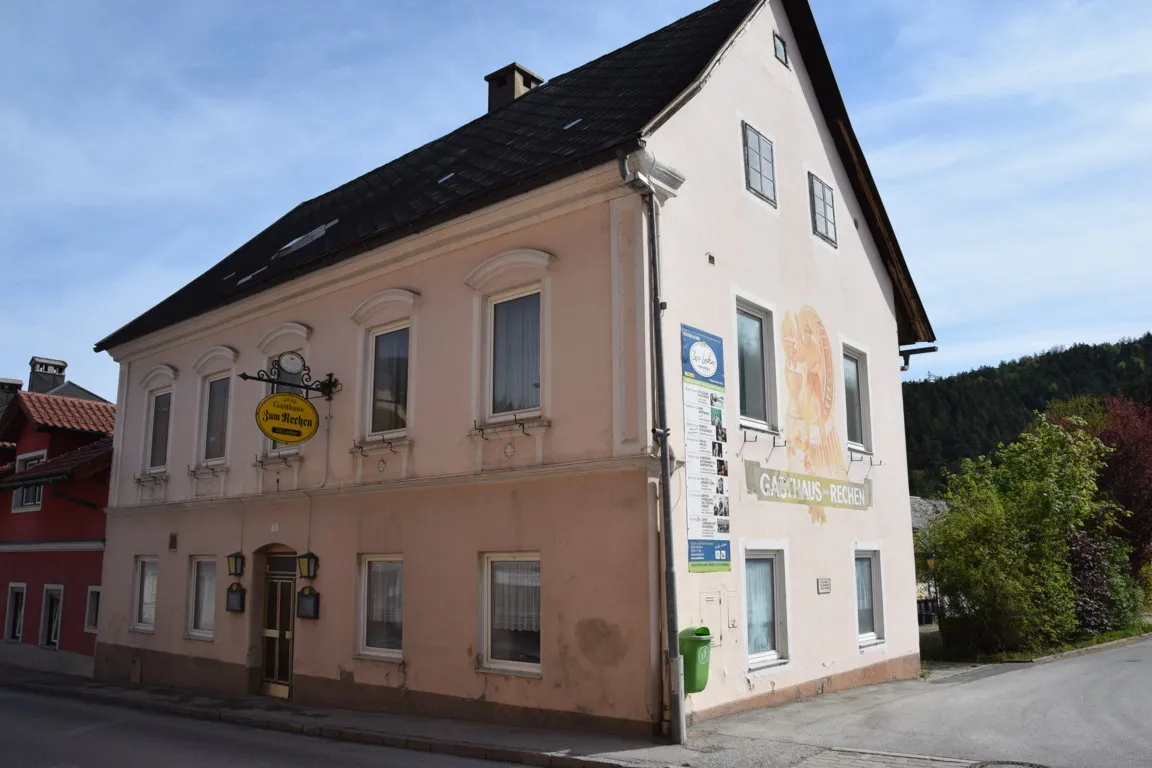 Fahrt nach Wien 1 Stunden. Hohenberg Zentrum Gewerbe- und Wohngebäude.