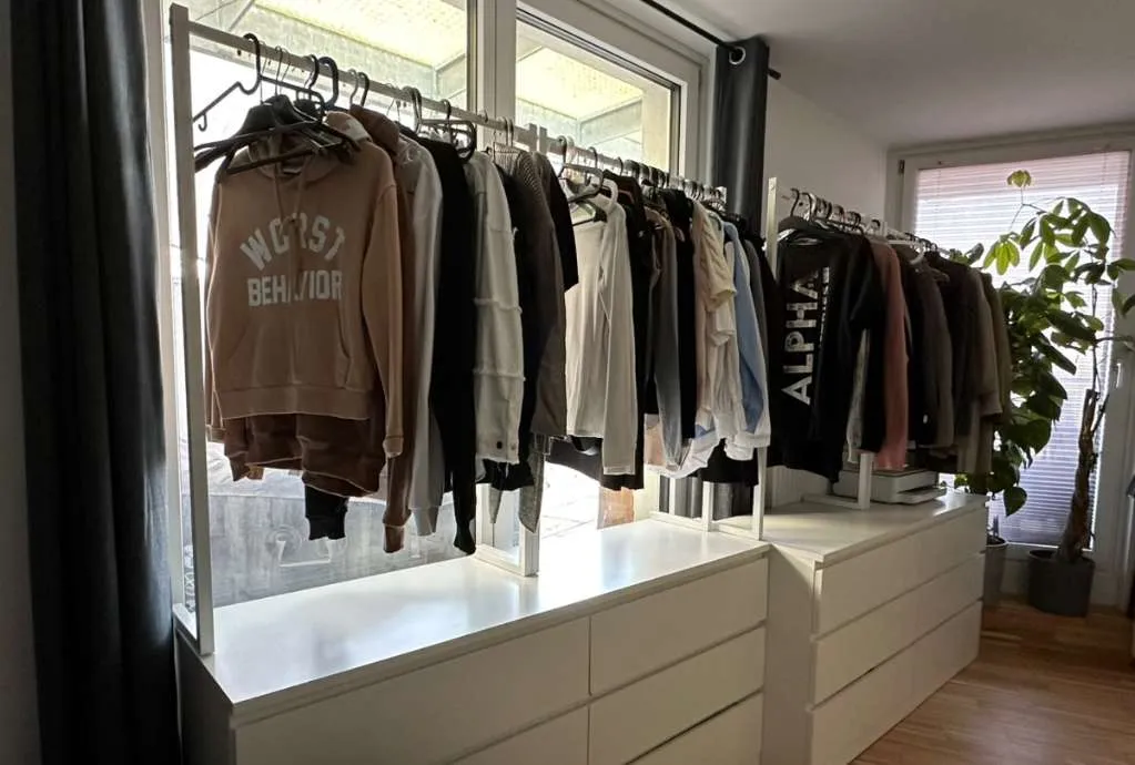 1x Malm Kommode mit Kleiderstange/ Regal, € 159,- (1220 Wien)