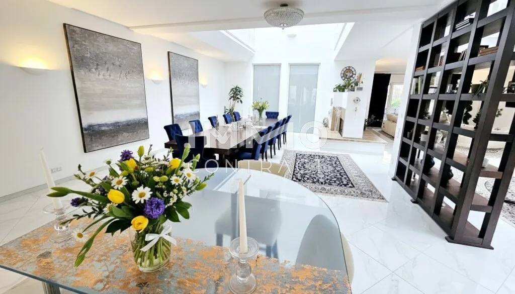 Zeitlose Architektur trifft Großzügigkeit - Designvilla mit Indoor-Pool und Einliegeroption – pohled 2