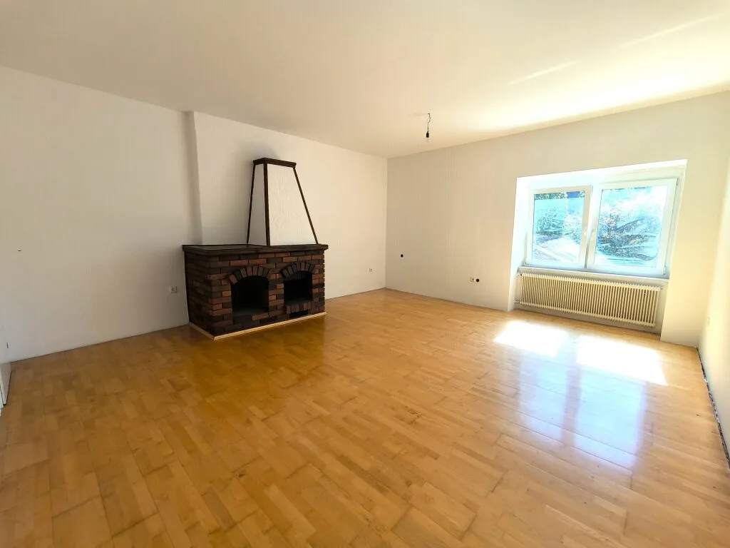 Elegante Altbau-Wohnung mit ca. 254 m² Wohnfläche mit Balkon im Zentrum von Völkermarkt - Ansicht 2