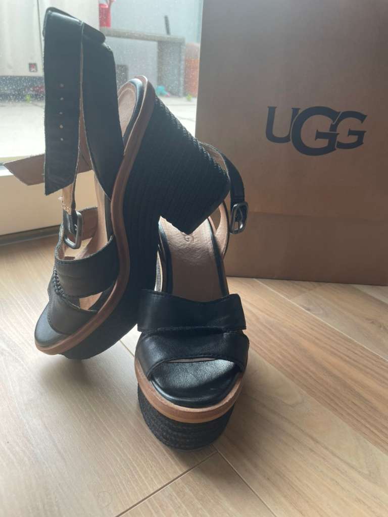 UGG Sandalen mit Absatz