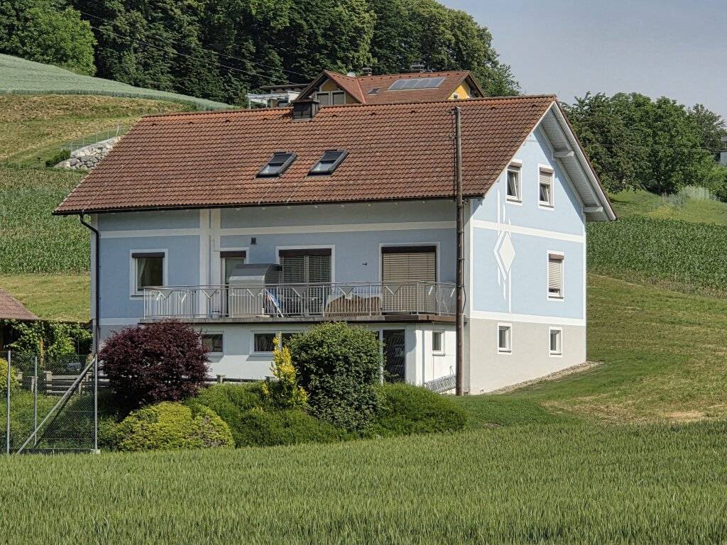 Provisionsfreie Mietwohneinheit in einem Wohnhaus im Obergeschoß in ländlicher Ruhelage. - Ansicht 2