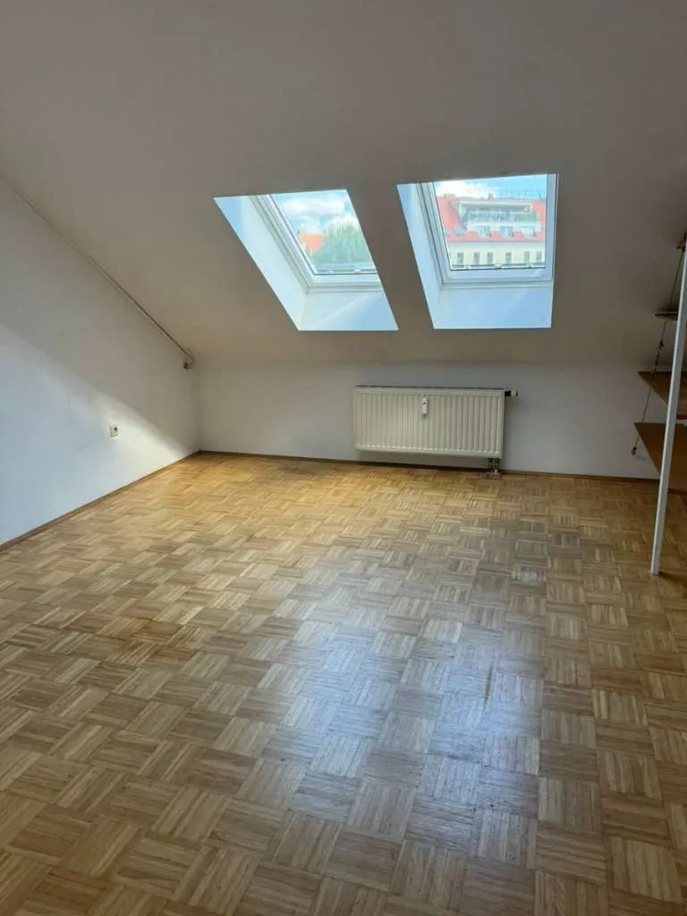 Entzückende Dachgeschoss Wohnung mit zwei getrennt begehbaren Zimmer - Widok 3