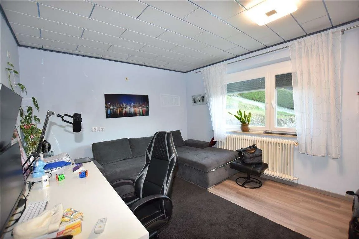 Zweifamilienwohnhaus in Sonnenlage und 2. Baulandgrundstück in beliebter Gemeinde - Ansicht 2