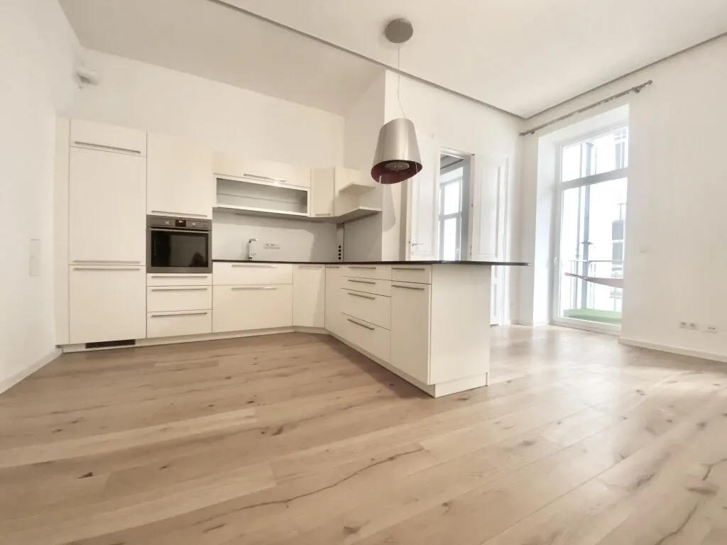 RUHEOASE MITTEN IN MARIAHILF - exklusiv renovierte Altbauwohnung mit Balkon – pohled 2