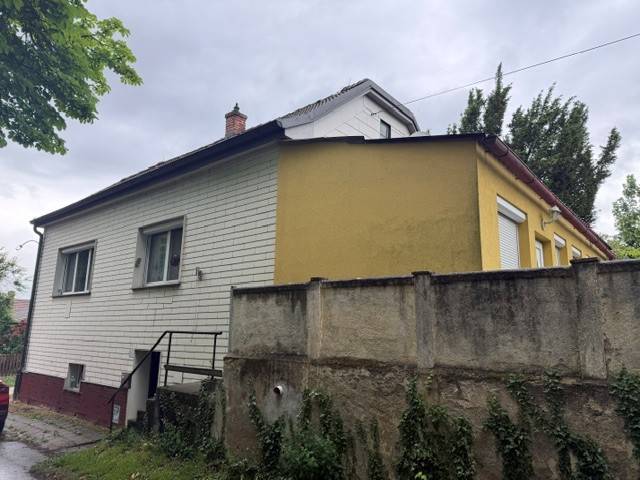 Ladendorf - unterkellertes Landhaus in ruhiger Toplage - Eckparzelle mit Garten - beste Infrastruktur, Ladendorf