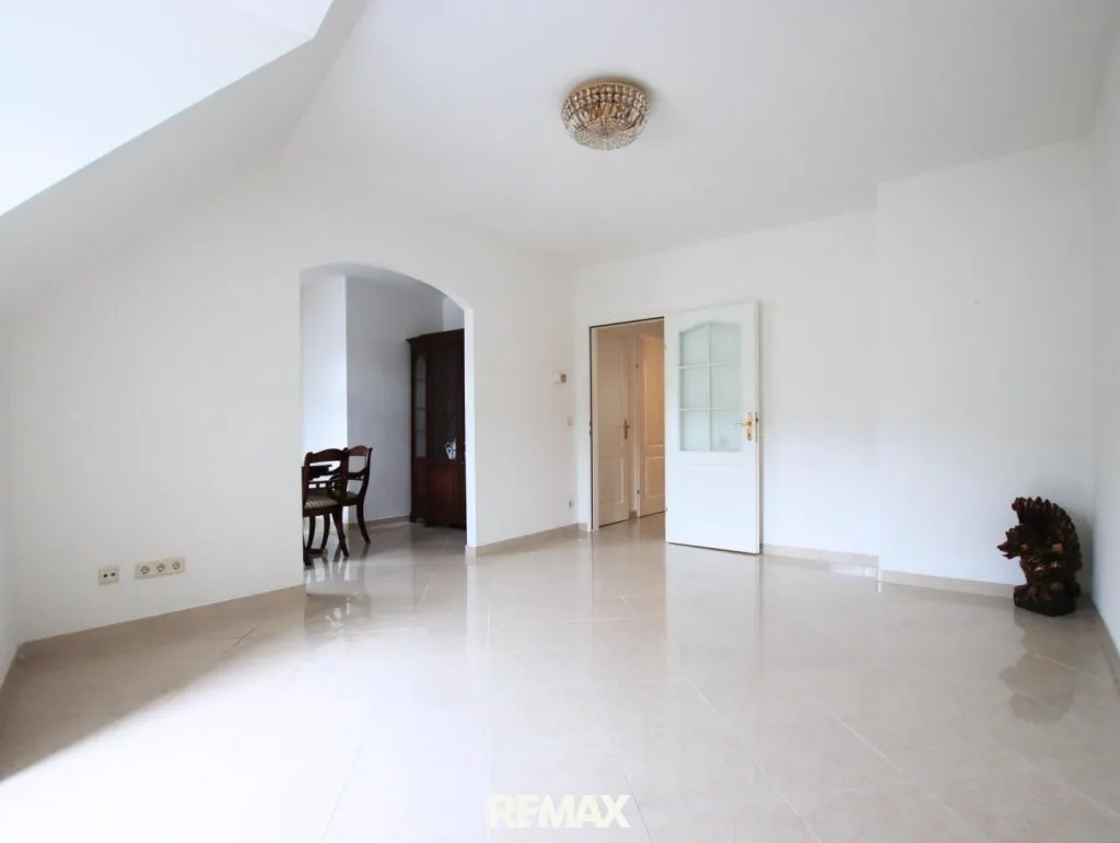 NEUER PREIS! - Stilvolle 3,5-Zimmer-Wohnung mit Terrasse und herrlichem Panorama auf die historischen Burgruinen – pohled 3