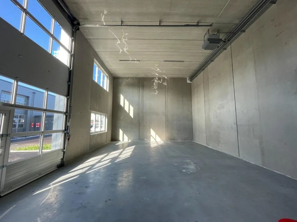KURZZEITMIETE MÖGLICH! Betriebs-/ Produktions- oder Lagerhalle mit ca. 100 m² Fläche im Business Park Regau , 1A-Lage, Nähe A1 Westautobahn - SOFORTBEZUG (Top 13a) - View 3