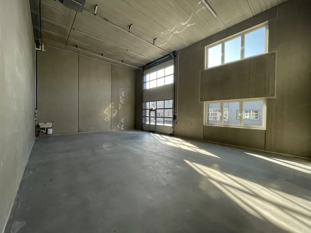 KURZZEITMIETE MÖGLICH! Betriebs-/ Produktions- oder Lagerhalle mit ca. 100 m² Fläche im Business Park Regau , 1A-Lage, Nähe A1 Westautobahn - SOFORTBEZUG (Top 13a) - View 2