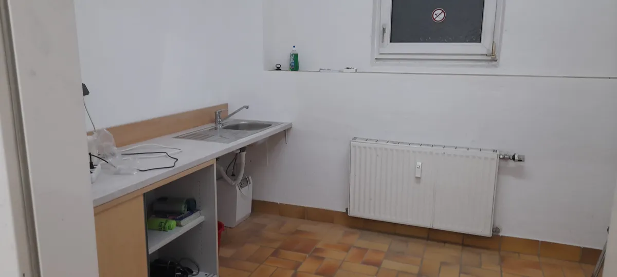 geräumige Lagerfläche inkl. 1 Parkplatz Außenbereich + 1 Carportplatz und 1 zusätzlicher Parkplatz im Außenbereich - Ansicht 3
