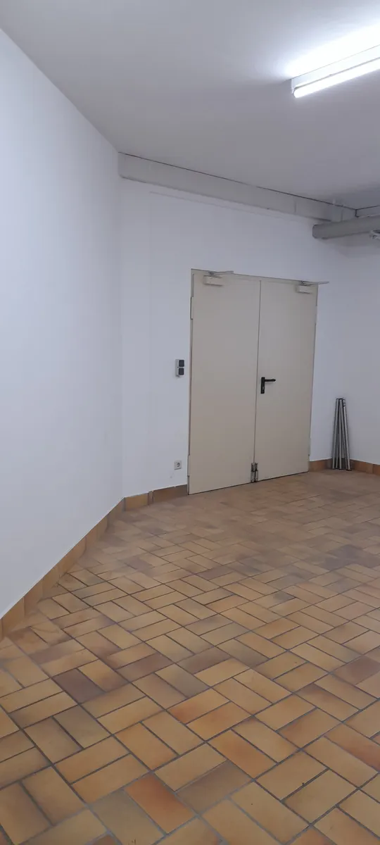 geräumige Lagerfläche inkl. 1 Parkplatz Außenbereich + 1 Carportplatz und 1 zusätzlicher Parkplatz im Außenbereich - Ansicht 2