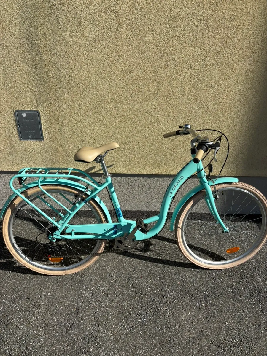 real e bikes damen Seaside 4.0 getränkekorb Size:3 Slots With a smart charger Cube Fahrrad Seitenständer 