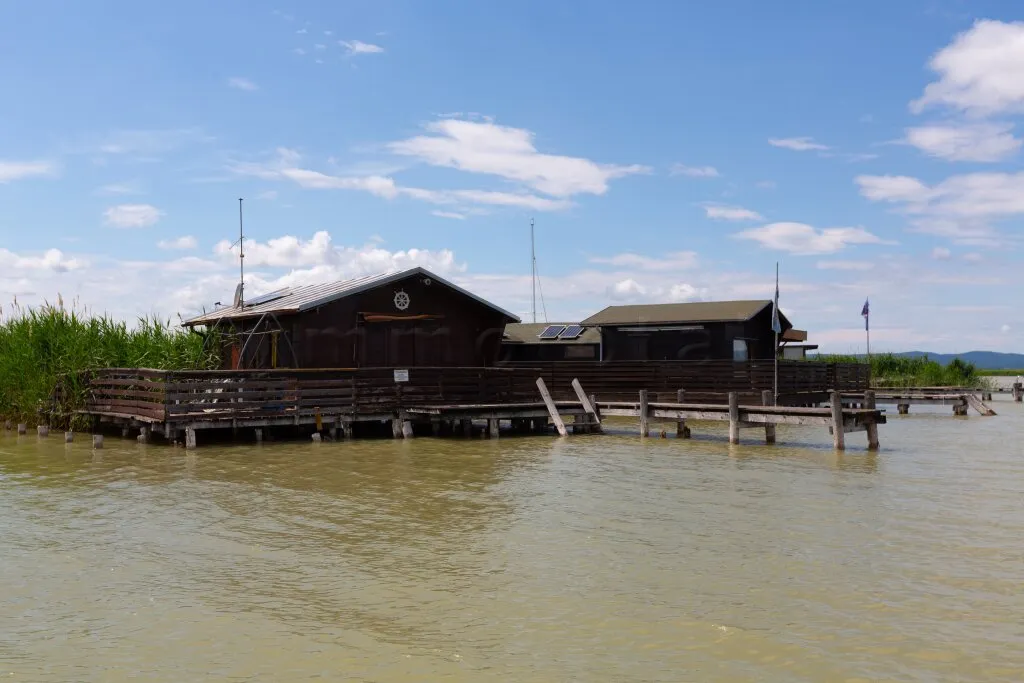 Toplage am offenen See - Seehütte in abbruchreifem Zustand - Ansicht 3