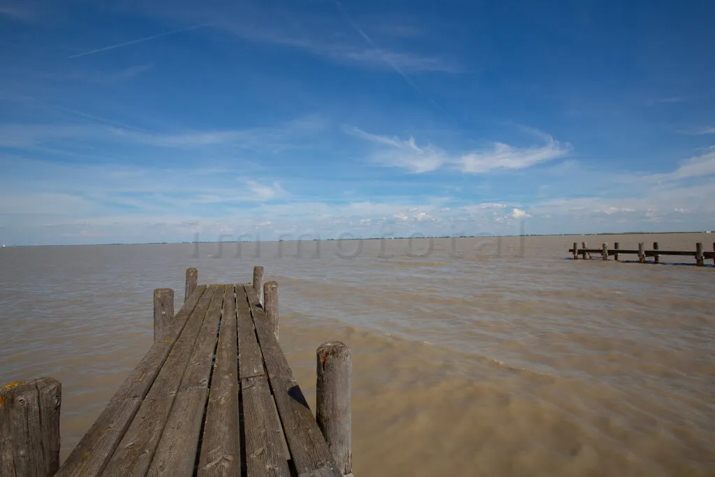 Toplage am offenen See - Seehütte in abbruchreifem Zustand - Ansicht 2