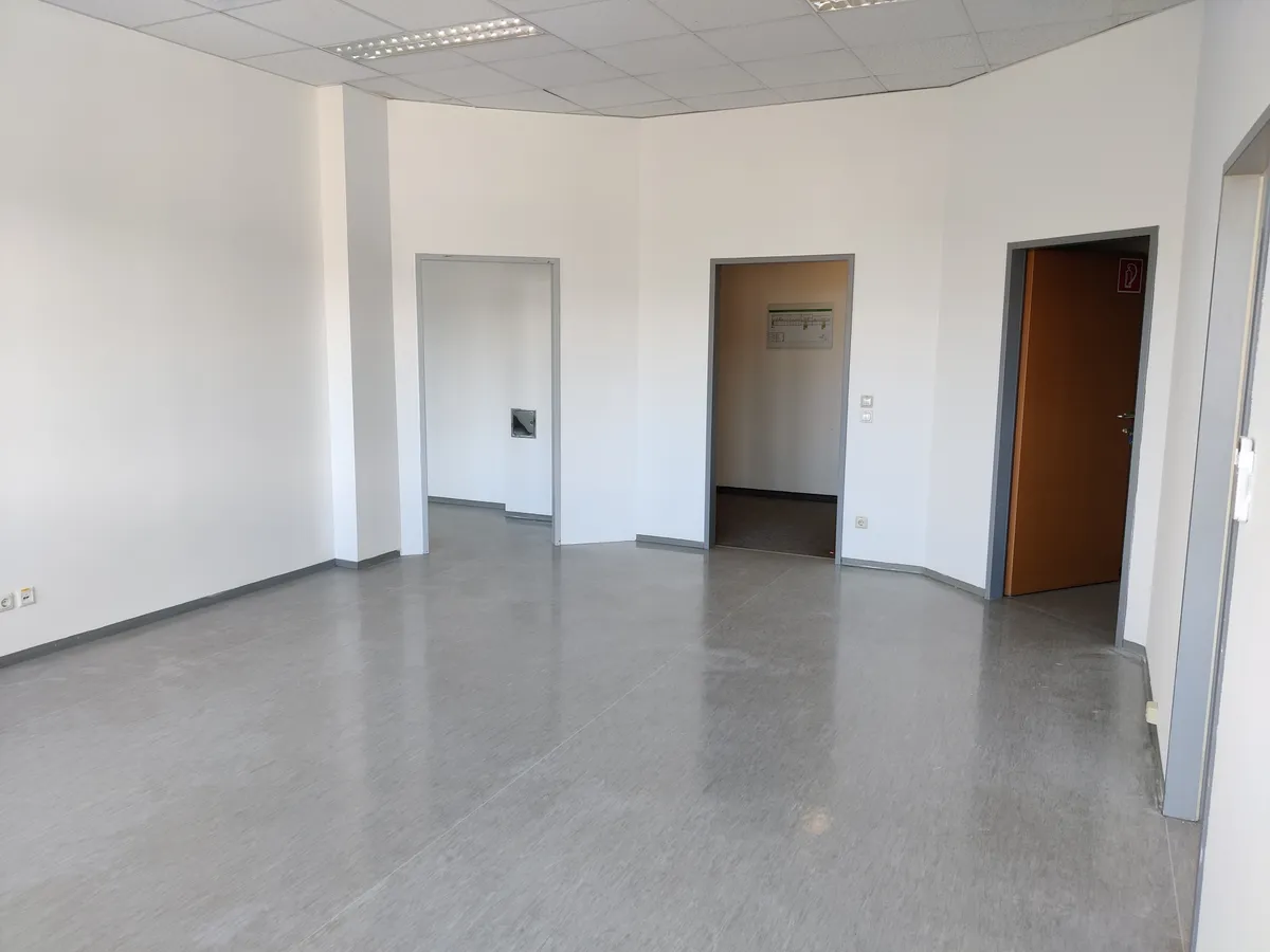Mehrraumbüro mit 4 Büros, Serverraum, Kleinküchenraum & Klimatisierung - 151,32 m² im 2. Stock im BIZ Wels 2.S-16/22 - Ansicht 3
