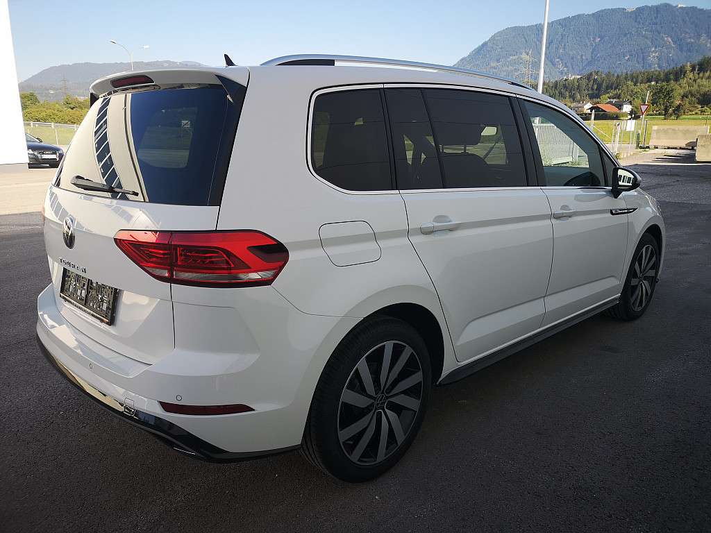 VW Touran Highline 2,0 SCR TDI DSG Kombi / Family Van, 2023, 2.000 km, €  46.990,- - willhaben