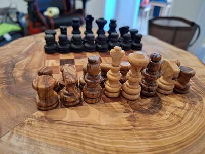 Altes außergewöhnliches Holz Design Schach mit Tonpferd, € 125,- (8010  Geidorf) - willhaben