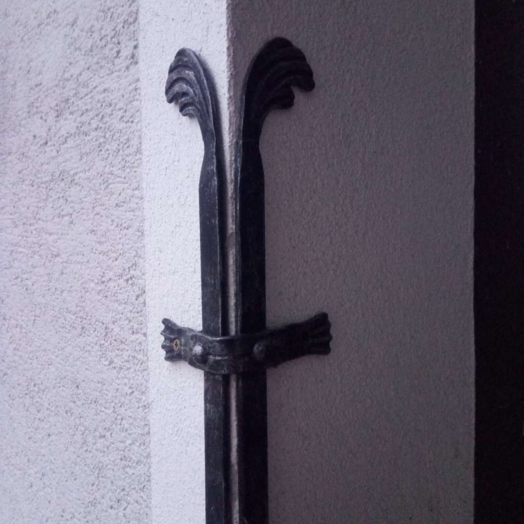 (verkauft) Kantenschutz, Eckenschutz für Wand aus Eisen- Schmiedeeisen  schwarz lackiert