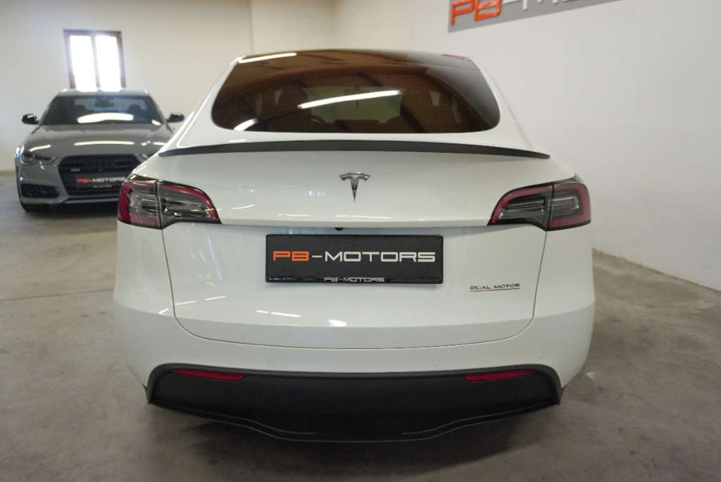 Tesla Model Y Long Range Allrad + Anhängerkupplung + 8-fach Original  bereift + Einstiegsleisten SUV / Geländewagen, 2023, 10.800 km, € 52.500,-  - willhaben