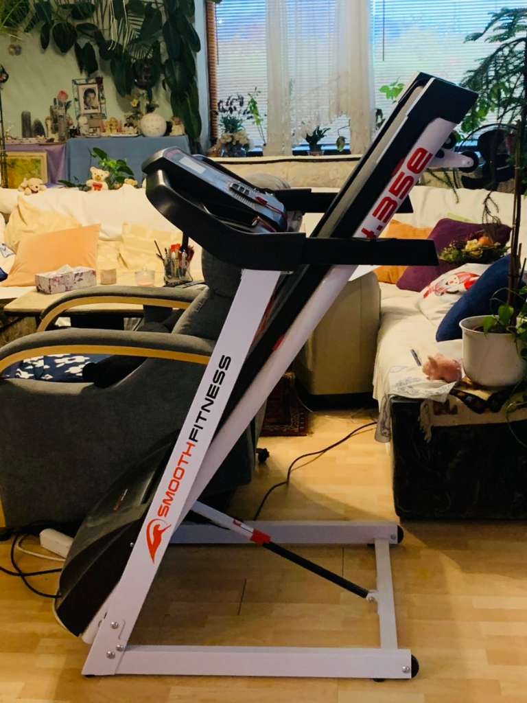  Smooth Fitness 5.15e Treadmill