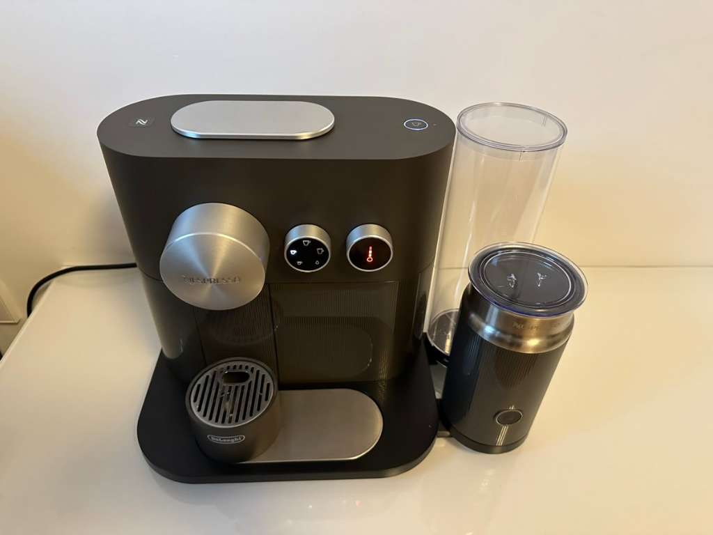 verkauft Nespresso Expert Milk DeLonghi Kaffeemaschine Kapselmaschine EN355