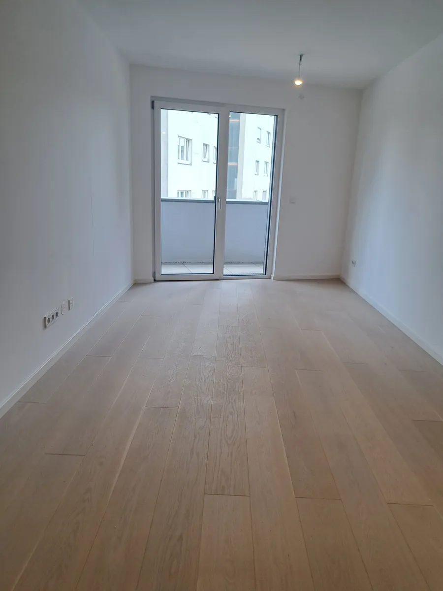 Erstbezug, provisionsfrei! 2-Zimmer-Wohnung mit Balkon - Top-Anbindung (Bus & Straßenbahn direkt vor der Tür, nahe U1 & U2) - Ansicht 2
