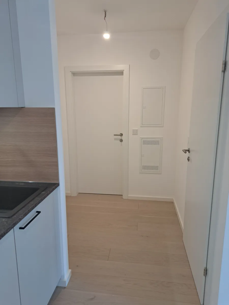Erstbezug, provisionsfrei! 2-Zimmer-Wohnung mit Balkon - Top-Anbindung (Bus & Straßenbahn direkt vor der Tür, nahe U1 & U2) - Ansicht 3