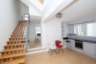 Dachgeschoss-Maisonette mit Terrasse in zentraler Lage zu vermieten / Top floor apartment (duplex apartment) with terrace for rent – Bild 3