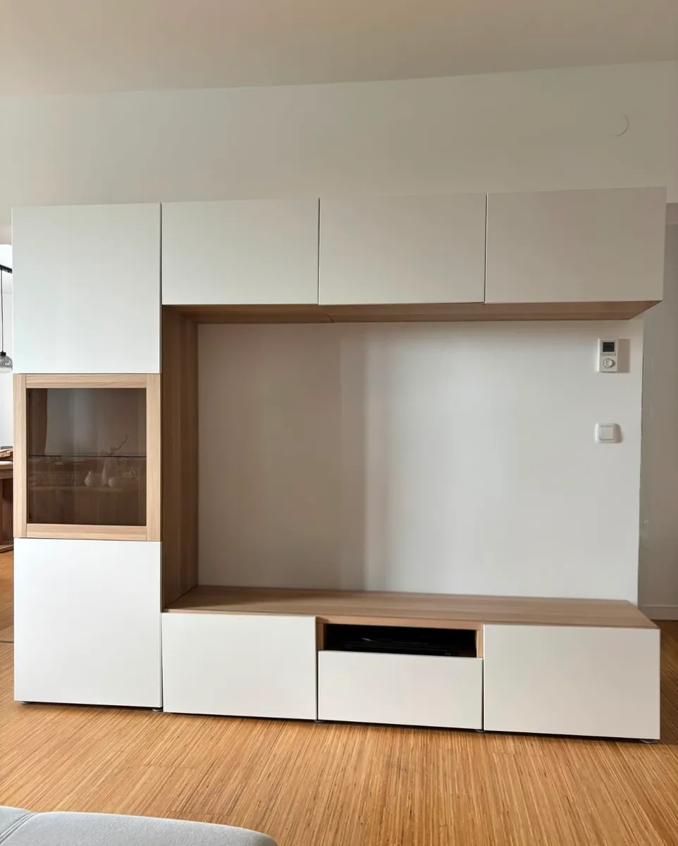 Stilvolle IKEA BESTA SELSVIKEN Wohnwand TV-Wand Wohnzimmer Schrankwand in Eiche-Optik / Hochglanz-Weiß + Couchtisch GRATIS, € 390,- (4020 Linz)