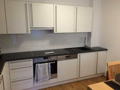 Vollmöblierte Wohnung mit Balkon und Tiefgaragenplatz – Bild 2