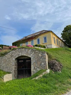 10-Zimmer-Haus kaufen in Korneuburg – 320 m², € 225.000 – Bild 1 von 17