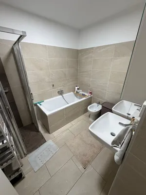 Provisionsfrei und Sofortbezug: 3 Zimmerwohnung mit Balkon und eigenem 33 m2 Dachgarten direkt an der Stadtgrenze Wien - Top 1/16, photo 3