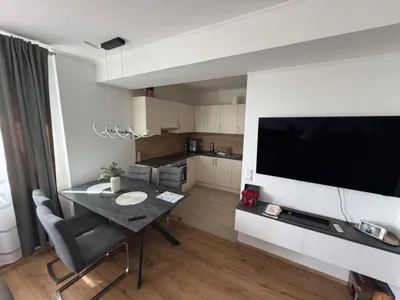 Provisionsfrei und Sofortbezug: 3 Zimmerwohnung mit Balkon und eigenem 33 m2 Dachgarten direkt an der Stadtgrenze Wien - Top 1/16, photo 2