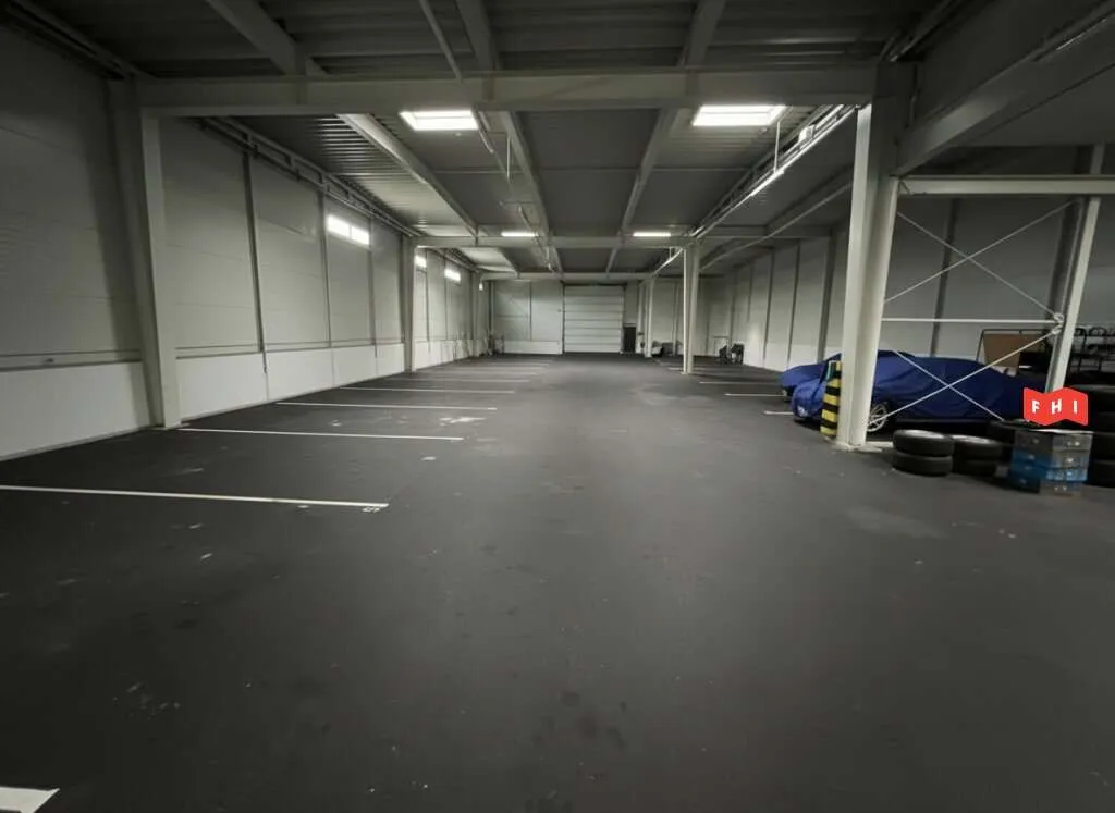Edler Schauraum für PKW oder Motorradhandel inklusive Werkstatt und großer Lagerhalle - Ansicht 3