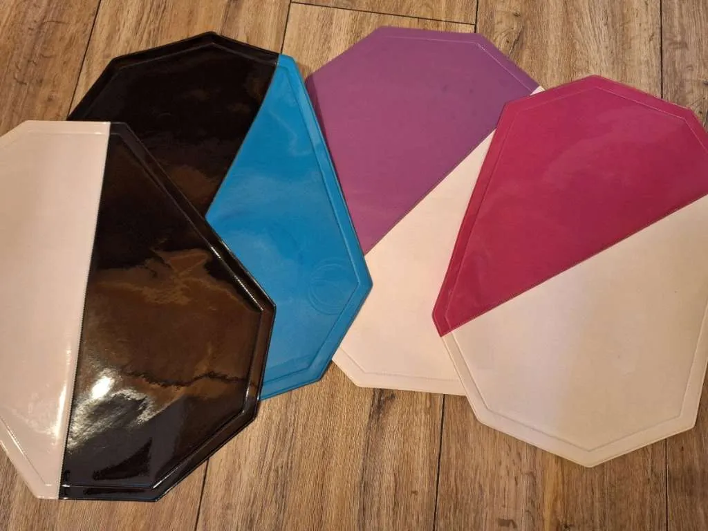 4 Platzuntersetzer, verschiedene Farben, € 0,- (6682 Vils)