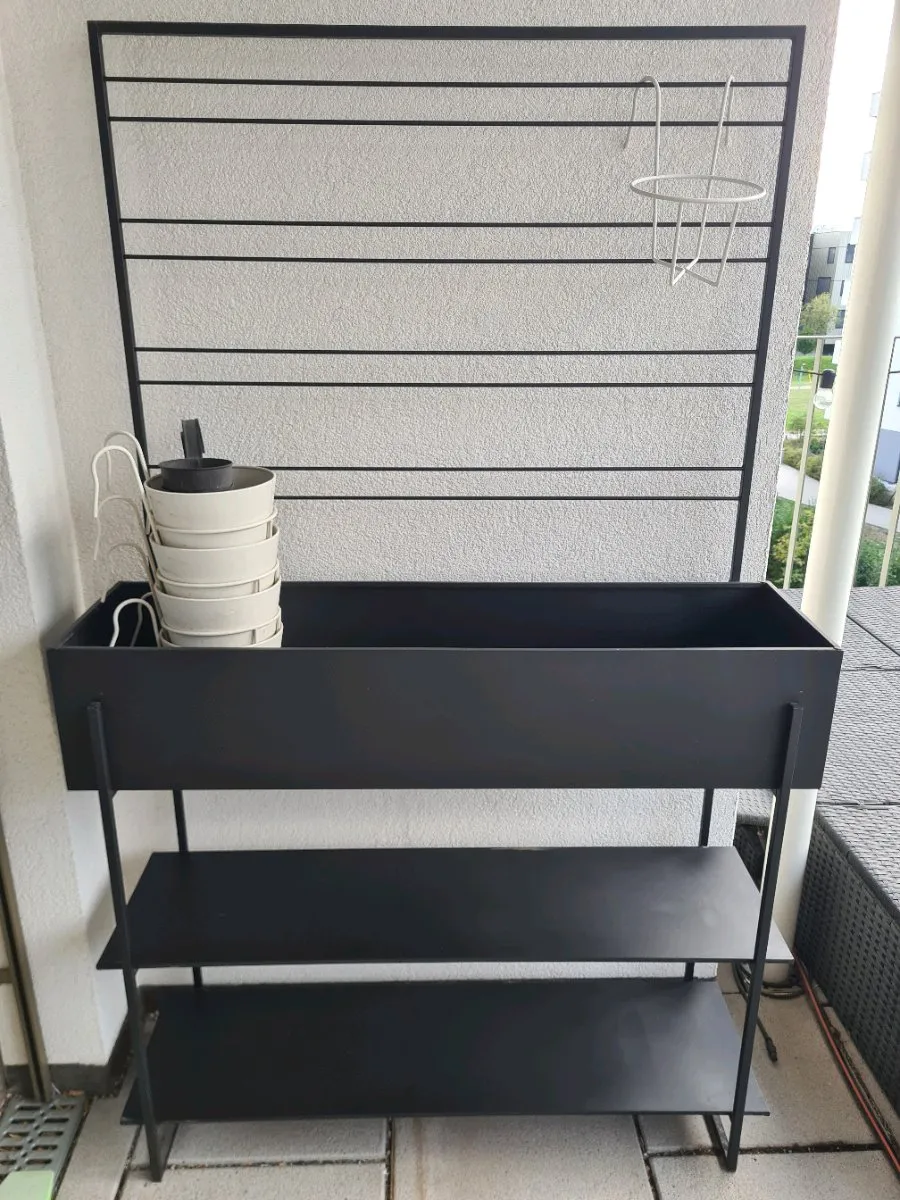 Blumengestell / Pflanzenregal aus Metall mit Rankgitter & Töpfen, € 50,- (1100 Wien)