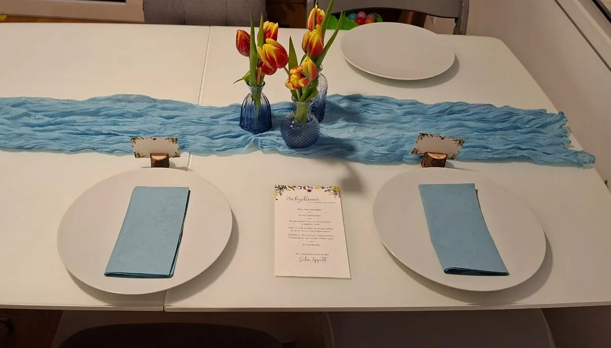 Tischläufer hellblau Hochzeit, 39 Meter, 10 x 3m + 5 x 1,8 m, € 50,- (2340 Mödling)